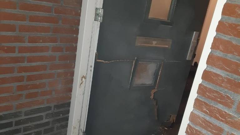 De voordeur van het huis van de burgemeester werd opgeblazen (foto: Politie) 