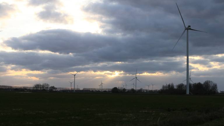 Ten noorden van Prinsenbeek staat dit windmolenpark met meer dan twintig grote molens.
