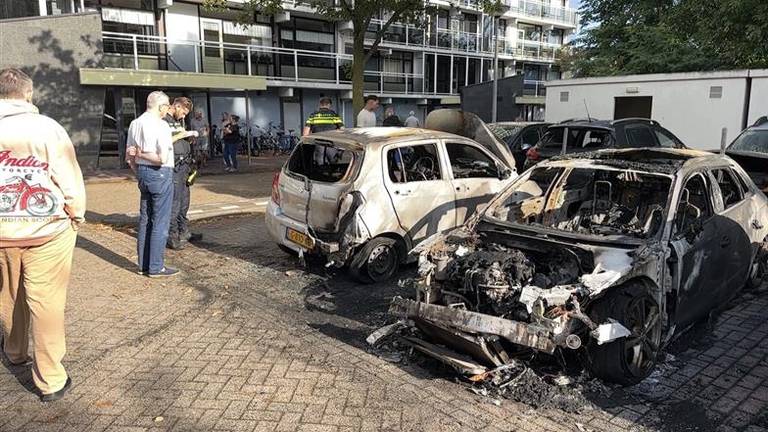 De bewoners kijken verslagen naar hun verwoeste auto's (foto: Omroep Brabant)