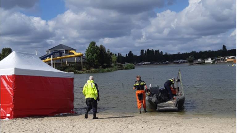 Er werd zaterdagochtend gezocht met een bootje met sonarapparatuur (foto: Politie Oost-Brabant)
