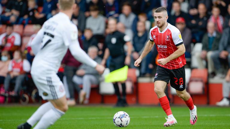 Crowley in het shirt van Cheltenham Town (foto: Orange Pictures).