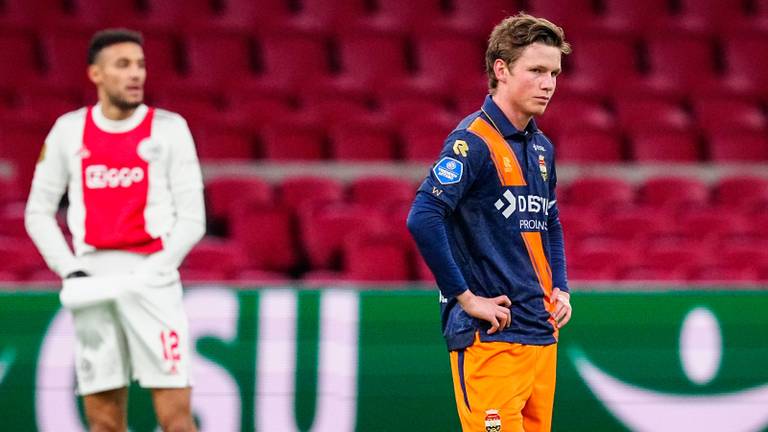 Teleurstelling is te zien bij Max Svensson na de 2-0 van Ajax (foto: Orange Pictures).