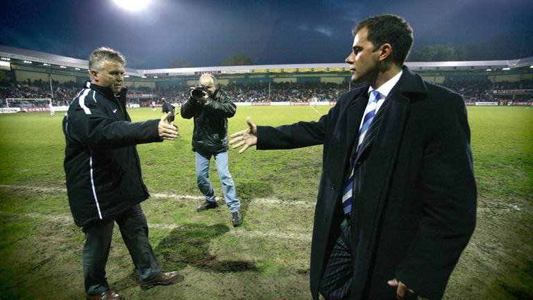 Peter Bosz stond als trainer van De Graafschap tegenover Guus Hiddink (foto: ANP). 