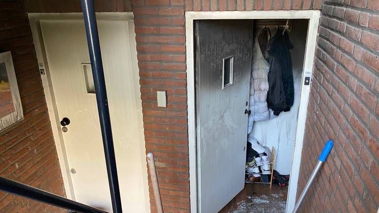 De voordeur van het uitgebrande appartement (foto: Omroep Brabant). 