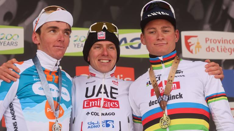 Zilveren Romain Bardet (links), winnaar Tadej Pogacar (midden) en Mathieu van der Poel met brons (foto: via ANP, EPA/Olivier Hoslet).