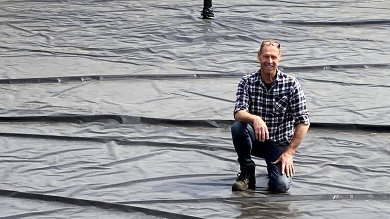 Erik Verhoeven in zijn nog droge (druppel)waterbassin