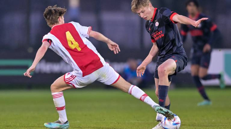 Simon Colyn (Jong PSV) in duel met Donny Warmerdam van Jong Ajax (foto: Orange Pictures).