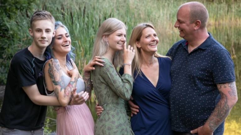 Sharon en haar man (rechts) met hun drie kinderen (foto: Imca van de Weem Photography).