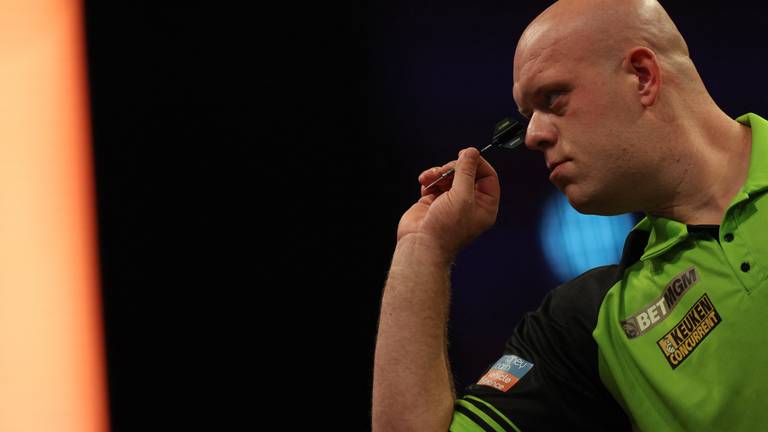 Michael van Gerwen hier tijdens een wedstrijd in de Premier League begin dit jaar (foto: Adrian Dennis / AFP).