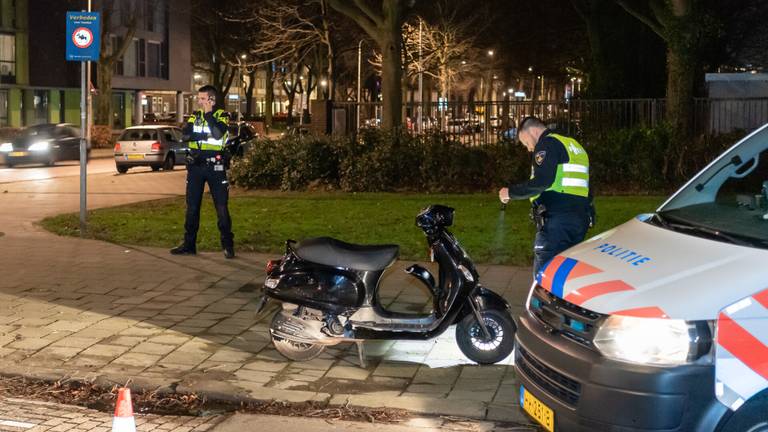 De politie doet onderzoek naar de aanrijding (foto: Jack Brekelmans/SQ Vision).