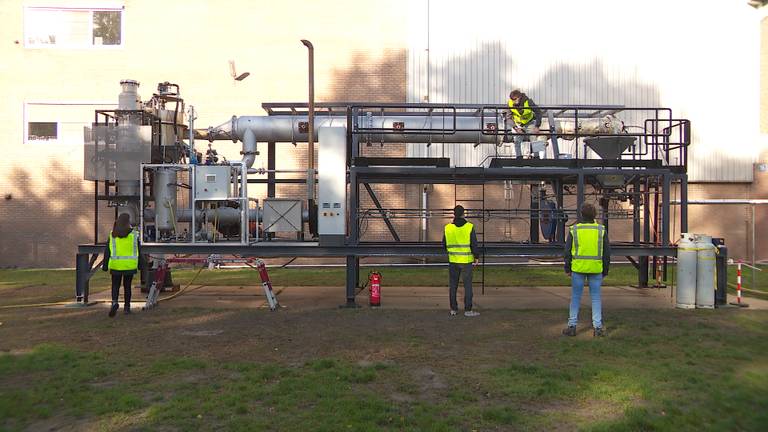 Een deel van studententeam SOLID bij hun ijzerverbrandingsinstallatie. 