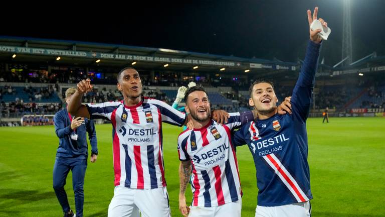 Saddiki, Llonch en Saglam vieren een overwinning van Willem II (foto: Orange Pictures).