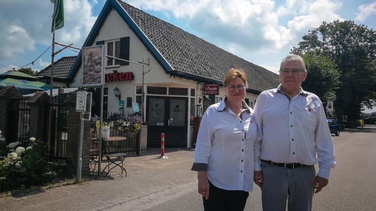 Uitbaters Tien en Trees Verstraten (foto: Dtv Nieuws).