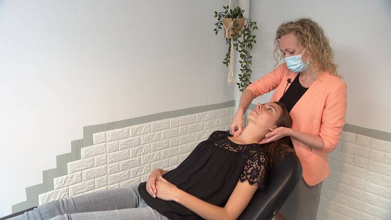 Lizzy krijgt een keelmassage