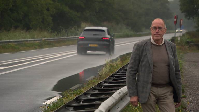 Verkeersdeskundige Ruud Hornman bij de N279. (foto: Eva de Schipper)