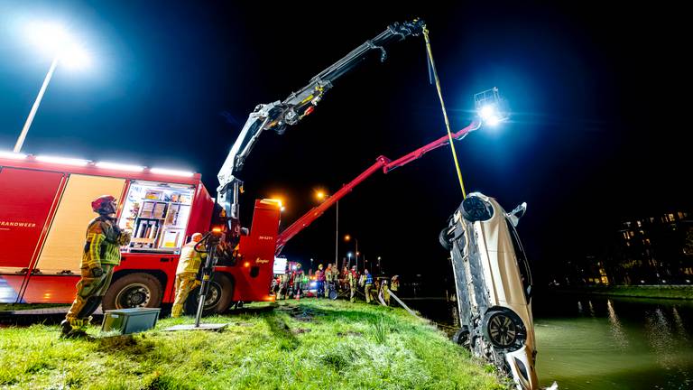 Automobiliste wijkt uit voor konijn en rijdt in het water (Eye4images).