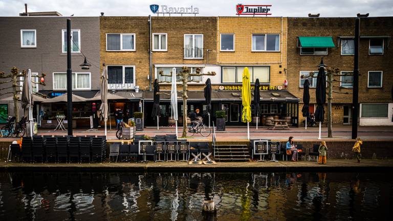 Lege terrassen en cafés in Helmond (foto: ANP).