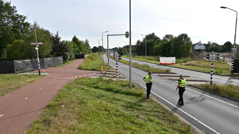 De politie doet dinsdag onderzoek op de kruising na het fatale ongeluk (foto: Tom van der Put / SQ Vision).