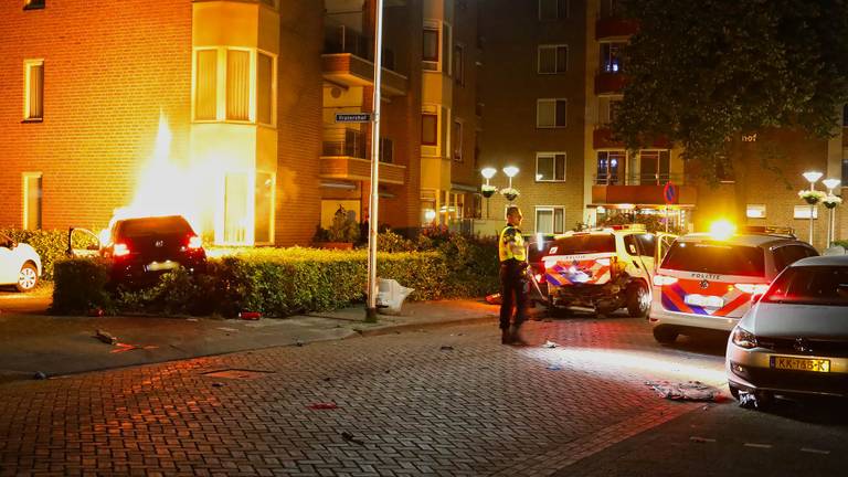 De brandende auto aan het Fraterhof (foto: Gabor Heeres / SQ Vision).