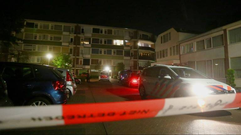 De politie doet onderzoek rond het huis in Rosmalen waar werd geschoten (foto: Bart Meeters).