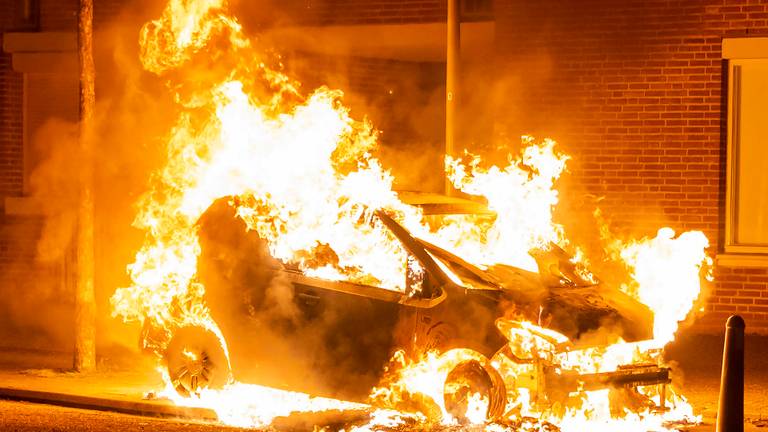 Een auto aan De Oude Vest in Oss ging in 2021 in vlammen op (foto: Gabor Heeres/SQ Vision).