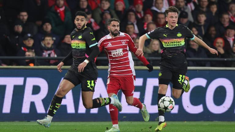 Saibari en Dams in duel met een speler van Stade Brest (foto: ANP).