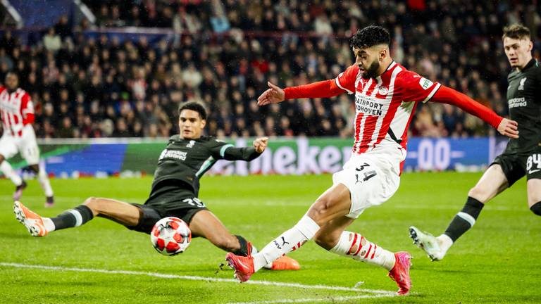 Ismael Saibari scoort de 2-2 namens PSV tegen Liverpool (foto: ANP).