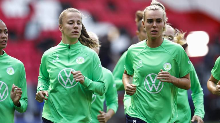 Oranjeleeuwinnen Lynn Wilms en Jill Roord tijdens de training in het Philips Stadion (foto: ANP).