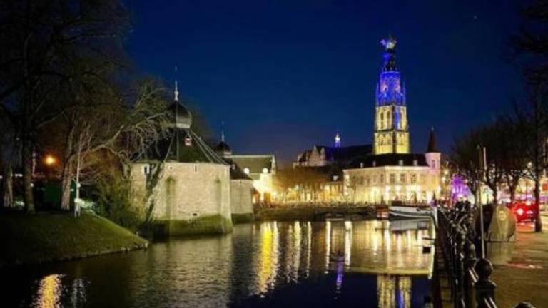 De Grote Kerk in Breda kleurt blauw-geel uit solidariteit voor Oekraïne (foto: gemeente Breda/Paul Depla).