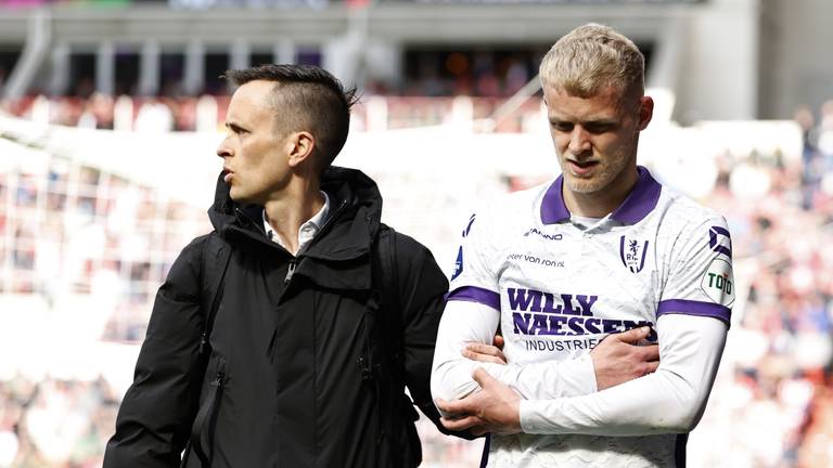 Jens Odgaard verlaat geblesseerd het veld (Foto: OrangePictures)