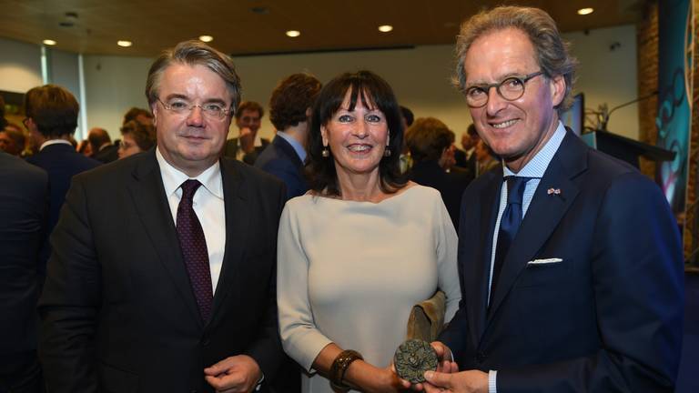 Rombouts (rechts) met zijn vrouw en commissaris van de koning Wim van de Donk (foto: Omroep Brabant).