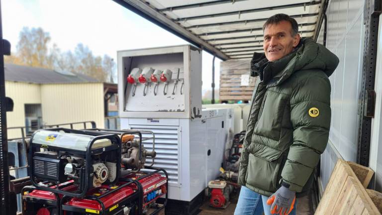 Guido helpt mee om de generatoren in de vrachtwagen te zetten (Foto: Omroep Brabant).
