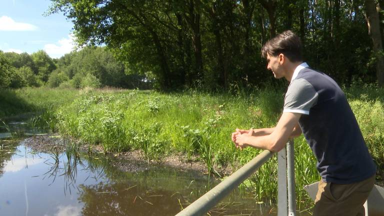 Jeroen Tempelaars van het Waterschap Brabantse Delta bij de Turfvaart in Breda (foto: Raoul Cartens).