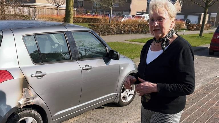 Els bij de auto die zaterdag in brand werd stoken (foto: Jan Peels)