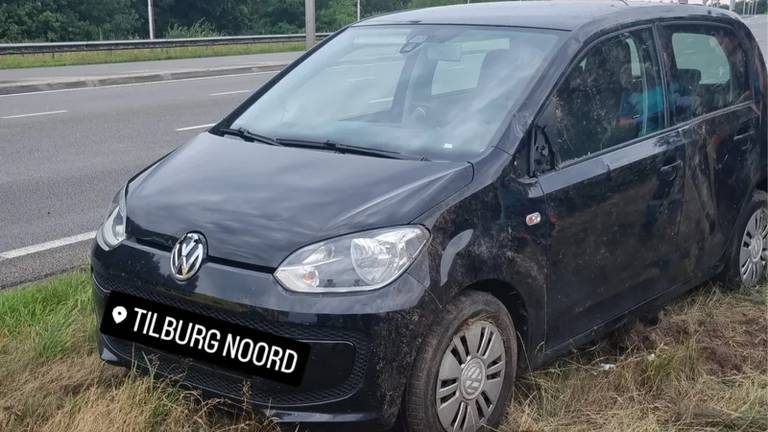 De gekantelde Volkswagen raakte flink beschadigd (foto: Instagram politie_groenebeemden).