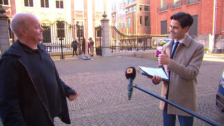 Rob Jetten neemt de petitie tegen de stadsverwarming in ontvangst. (foto: Omroep Brabant)