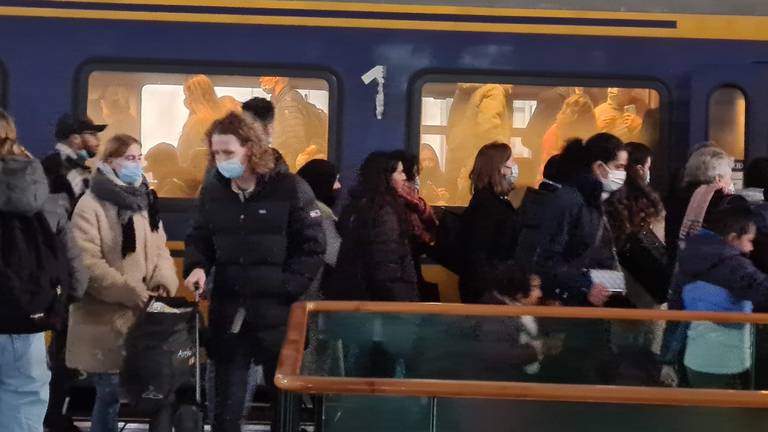 Naast zakelijke reizigers stappen hordes dagjesmensen in de trein naar Antwerpen. Foto: Jan Baanstra.