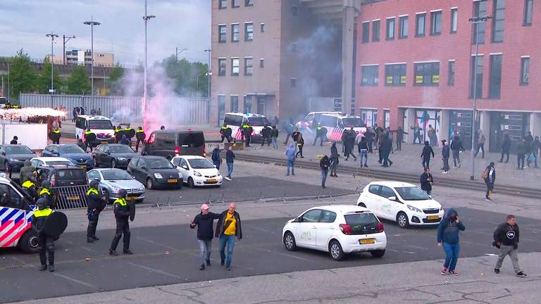 Na de wedstrijd was het onrustig bij het stadion.