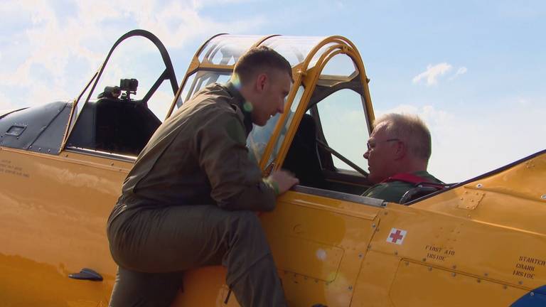 Peter vliegt een rondje mee in een van de oude trainingsvliegtuigen