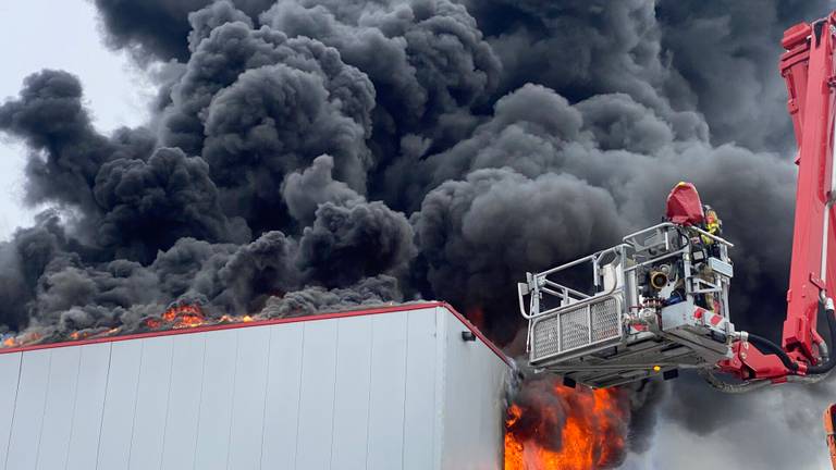 Bij de brand in Etten-Leur komt enorme gitzwarte rook vrij (foto: Perry Roovers/SQ Vision).