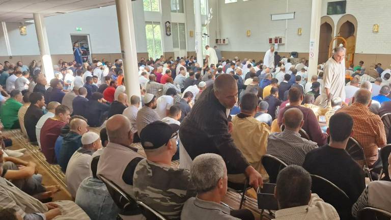 Collecte tijdens het vrijdaggebed in Moskee Arrahman (foto: Noël van Hooft).