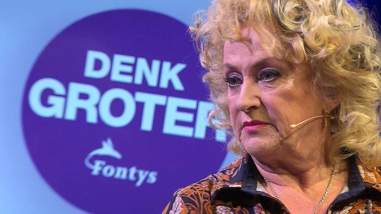 Karin Bloemen maakt indruk met haar even openhartige als pijnlijke verhaal over haar jeugd