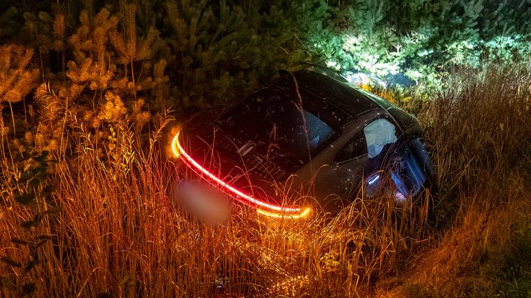 Porsche rijdt met volle snelheid Toyota van achter aan, twee gewonden