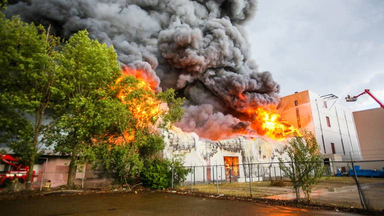 De brand bij Huijbregts in Helmond (foto: Pim Verkoelen/SQ Vision Mediaprodukties).