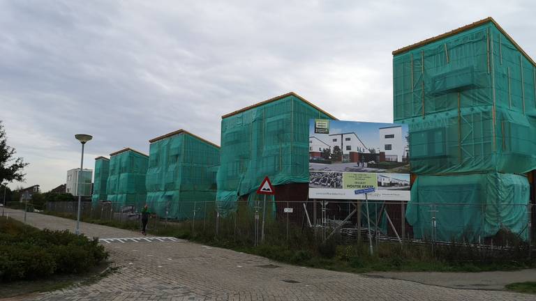 De onafgebouwde huizen worden waarschijnlijk in het najaar afgebroken (foto: Ferenc Triki)