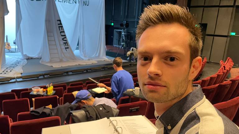 Niels van Doormalen werkt in Veldhoven aan zijn eerste musical (foto: Omroep Brabant).