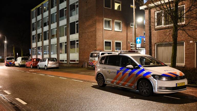 De politie doet onderzoek rond de Wolmaransstraat in Tilburg (foto: Toby de Kort/SQ Vision).