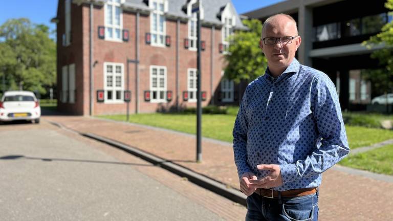 Frank Niessen bij het herbouwde gemeentehuis in Waalre (foto: Rogier van Son).