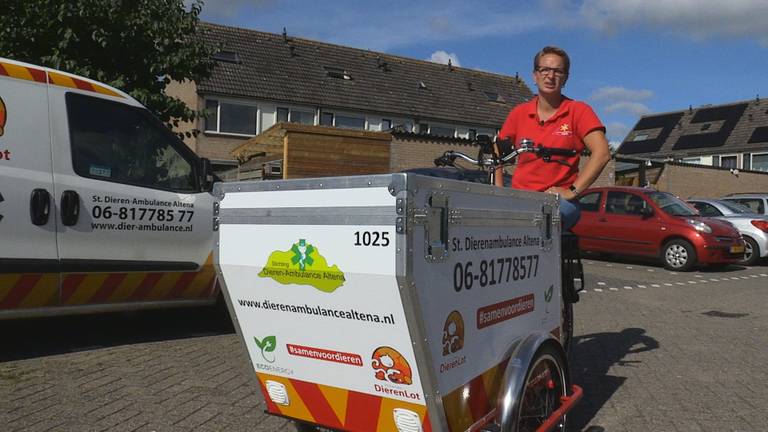 Hij rijdt rond: de Dieren Ambulance Bakfiets ‘Ik mis nog een sirene’