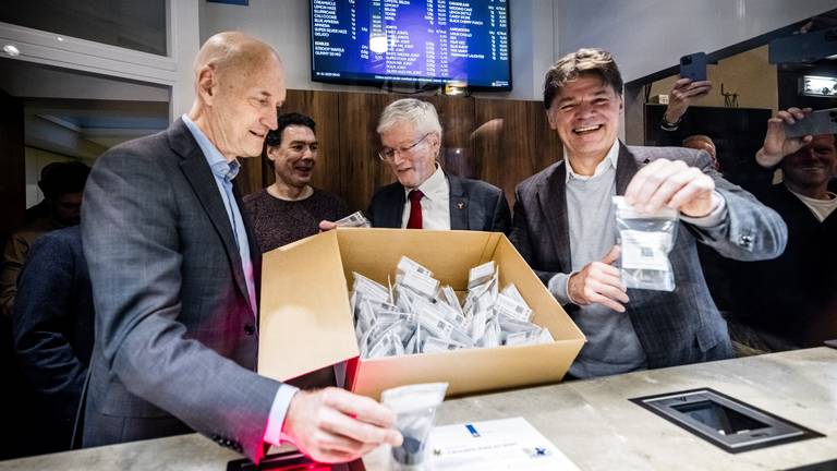 Voormalig minister Ernst Kuipers (links), burgemeester Theo Weterings (midden) en burgemeester Paul Depla (rechts) tijdens de start van het wietexperiment in coffeeshop De Baron in Breda.  (Foto: ANP/Rob Engelaar).